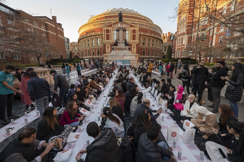 Orang-orang berkumpul di tangga selatan Royal Albert Hall selama acara 