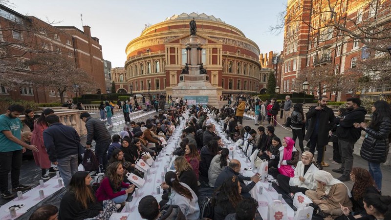 Orang-orang berkumpul di tangga selatan Royal Albert Hall selama acara 