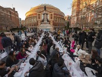 Potret Kemeriahan Warga London Gelar Buka Puasa Bersama