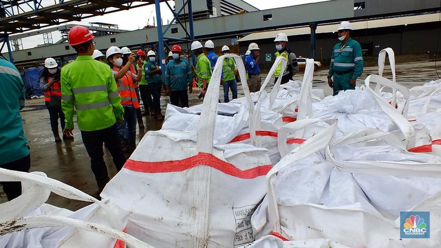 Pabrik Feronikel PT Halmahera Jaya Produksi (PT HJF) Harita Group kapasitas 800 ribu ton per tahun di Pulau Obi, Halmahera Selatan, Maluku Utara. (CNBC Indonesia/Suhendra)
