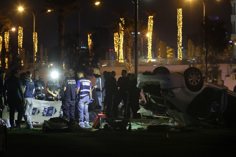 Pemandangan lokasi serangan serudukan mobil yang menewaskan sedikitnya 1 orang dan melukai 6 lainnya di Tel Aviv, Israel pada 07 April 2023. Pemandangan lokasi serangan serudukan mobil yang menewaskan sedikitnya 1 orang dan melukai 6 lainnya di Tel Aviv, Israel pada 07 April 2023. (Stringer/Anadolu Agency via Getty Images)