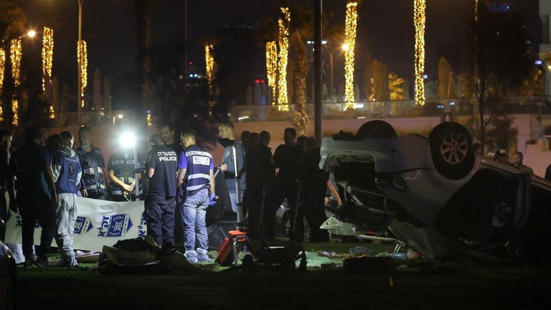 Pemandangan lokasi serangan serudukan mobil yang menewaskan sedikitnya 1 orang dan melukai 6 lainnya di Tel Aviv, Israel pada 07 April 2023. (Stringer/Anadolu Agency via Getty Images)