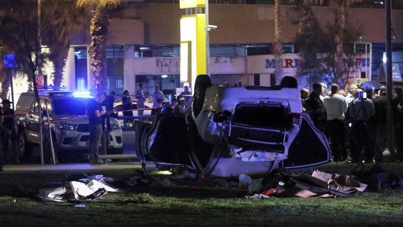 Pemandangan lokasi serangan serudukan mobil yang menewaskan sedikitnya 1 orang dan melukai 6 lainnya di Tel Aviv, Israel pada 07 April 2023. (Stringer/Anadolu Agency via Getty Images)
