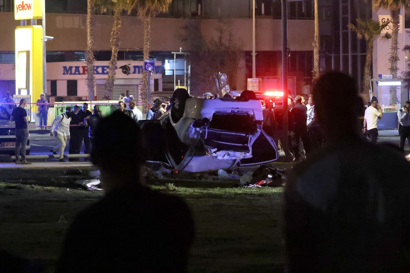 Pemandangan lokasi serangan serudukan mobil yang menewaskan sedikitnya 1 orang dan melukai 6 lainnya di Tel Aviv, Israel pada 07 April 2023. Pemandangan lokasi serangan serudukan mobil yang menewaskan sedikitnya 1 orang dan melukai 6 lainnya di Tel Aviv, Israel pada 07 April 2023. (Stringer/Anadolu Agency via Getty Images)