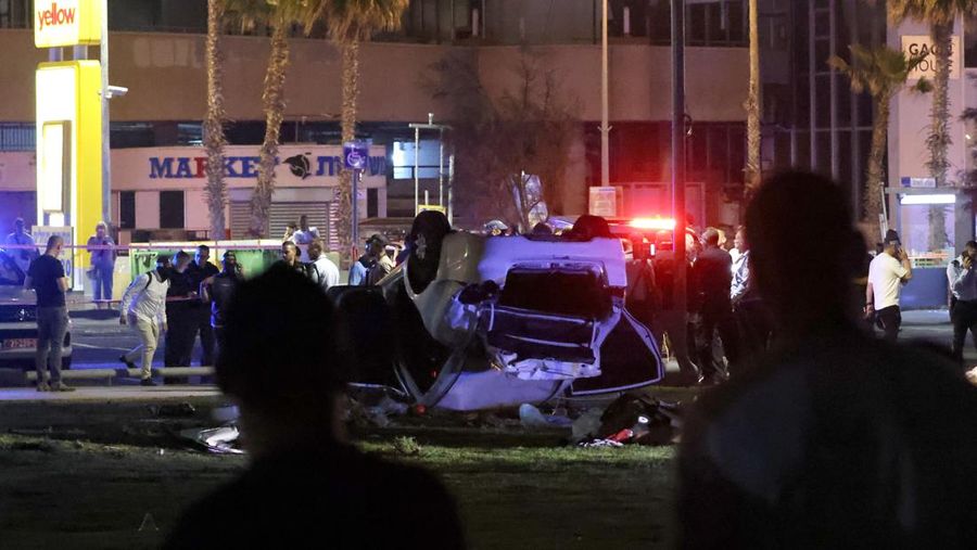 Pemandangan lokasi serangan serudukan mobil yang menewaskan sedikitnya 1 orang dan melukai 6 lainnya di Tel Aviv, Israel pada 07 April 2023. (Stringer/Anadolu Agency via Getty Images)