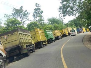Gubernur Jambi Larang Truk Batu Bara Lintasi Jalan Umum Tuai Pro-Kontra