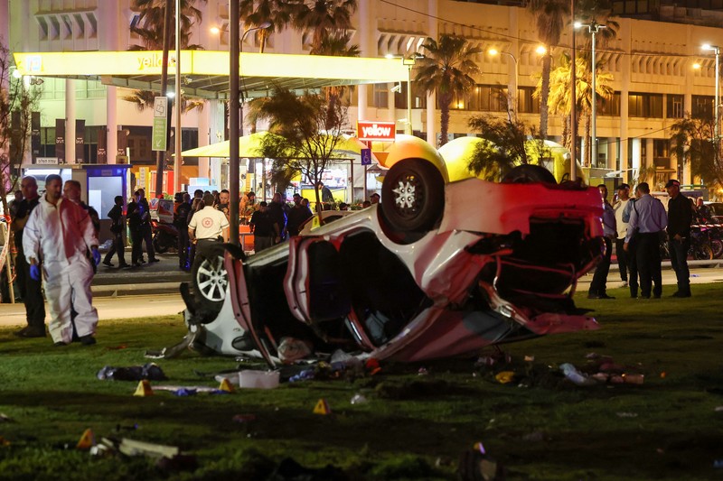 Pemandangan lokasi serangan serudukan mobil yang menewaskan sedikitnya 1 orang dan melukai 6 lainnya di Tel Aviv, Israel pada 07 April 2023. Pemandangan lokasi serangan serudukan mobil yang menewaskan sedikitnya 1 orang dan melukai 6 lainnya di Tel Aviv, Israel pada 07 April 2023. (Stringer/Anadolu Agency via Getty Images)