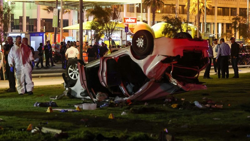 Pemandangan lokasi serangan serudukan mobil yang menewaskan sedikitnya 1 orang dan melukai 6 lainnya di Tel Aviv, Israel pada 07 April 2023. (Stringer/Anadolu Agency via Getty Images)