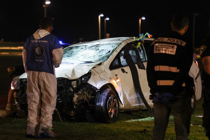 Pemandangan lokasi serangan serudukan mobil yang menewaskan sedikitnya 1 orang dan melukai 6 lainnya di Tel Aviv, Israel pada 07 April 2023. Pemandangan lokasi serangan serudukan mobil yang menewaskan sedikitnya 1 orang dan melukai 6 lainnya di Tel Aviv, Israel pada 07 April 2023. (Stringer/Anadolu Agency via Getty Images)