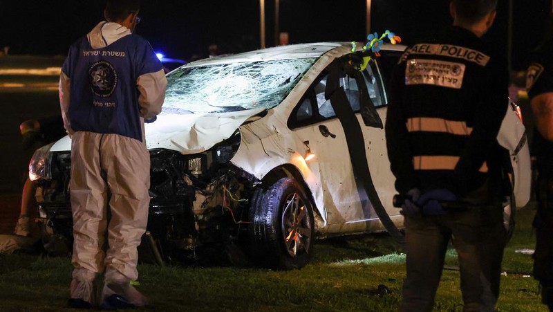 Pemandangan lokasi serangan serudukan mobil yang menewaskan sedikitnya 1 orang dan melukai 6 lainnya di Tel Aviv, Israel pada 07 April 2023. (Stringer/Anadolu Agency via Getty Images)