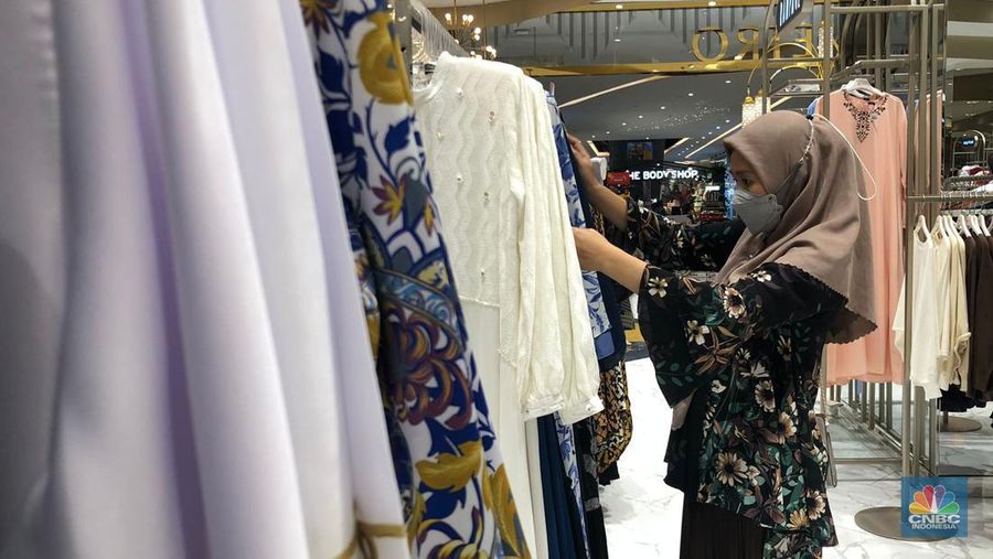 Salah satu pengunjung Metro Department Store Trans Studio Mall Cibubur, Depok, Jawa Barat memilih pakaian lebaran dalam gelaran ‘METRO Late Night Shopping’, Sabtu (8/4/2023). (վ/Rindi Salsabilla)