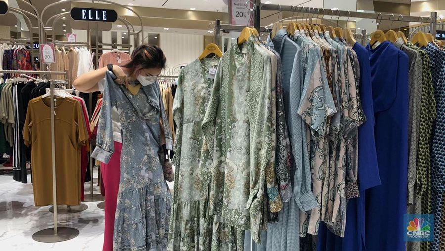 Salah satu pengunjung Metro Department Store Trans Studio Mall Cibubur, Depok, Jawa Barat mencoba mengenakan pakaian lebaran dalam gelaran ‘METRO Late Night Shopping’, Sabtu (8/4/2023). Salah satu pengunjung Metro Department Store Trans Studio Mall Cibubur, Depok, Jawa Barat mencoba mengenakan pakaian lebaran dalam gelaran ‘METRO Late Night Shopping’, Sabtu (8/4/2023). (²©²ÊÍøÕ¾/Rindi Salsabilla)