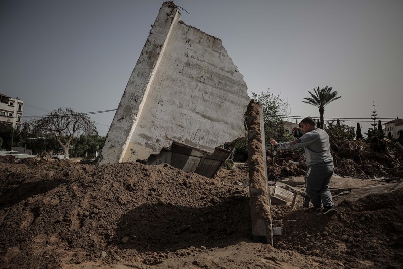 Warga Palestina memeriksa rumah mereka yang hancur setelah Israel melancarkan serangan udara di kantong Palestina. Israel melancarkan serangan udara sebelum fajar pada 7 April 2023 di Jalur Gaza dan Lebanon, mengatakan pihaknya menargetkan Hamas sebagai pembalasan atas beberapa lusin roket yang ditembakkan ke Israel dari kedua wilayah tersebut. Warga Palestina memeriksa rumah mereka yang hancur setelah Israel melancarkan serangan udara di kantong Palestina. Israel melancarkan serangan udara sebelum fajar pada 7 April 2023 di Jalur Gaza dan Lebanon, mengatakan pihaknya menargetkan Hamas sebagai pembalasan atas beberapa lusin roket yang ditembakkan ke Israel dari kedua wilayah tersebut. Militer Israel telah menyerang sasaran di Jalur Gaza, mendorong wilayah itu ke arah kebakaran yang lebih luas setelah seharian tembakan roket di sepanjang perbatasan utara dan selatan negara itu. Pertempuran itu terjadi setelah kerusuhan selama dua hari di tempat suci paling sensitif di Yerusalem. Ketika pesawat Israel mulai menyerang Gaza, militan Palestina dengan cepat menembakkan rentetan roket baru, memicu sirene serangan udara melintasi Israel selatan.(Ahmed Zakot/SOPA Images/LightRocket via Getty Images)