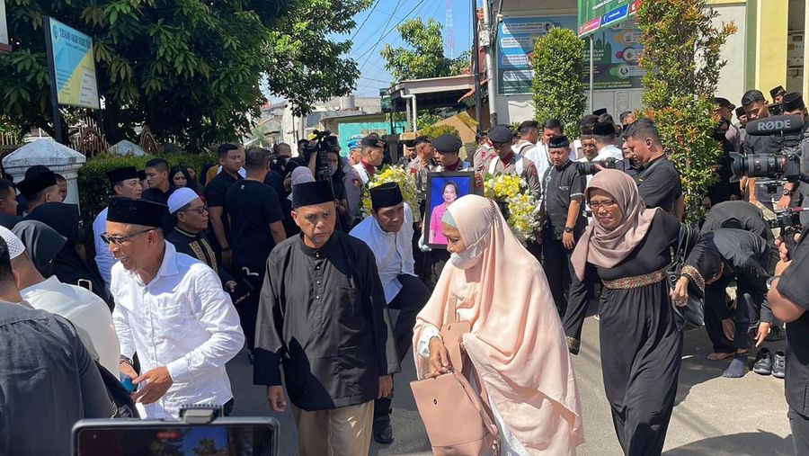 Suasana sekitar rumah duka istri Wakapolri, Tutik Gatot Eddy, di Jakarta Barat, 8 April 2023. (Dok. detikcom/Silvia Ng)