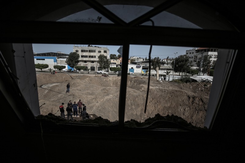 Warga Palestina memeriksa rumah mereka yang hancur setelah Israel melancarkan serangan udara di kantong Palestina. Israel melancarkan serangan udara sebelum fajar pada 7 April 2023 di Jalur Gaza dan Lebanon, mengatakan pihaknya menargetkan Hamas sebagai pembalasan atas beberapa lusin roket yang ditembakkan ke Israel dari kedua wilayah tersebut. Warga Palestina memeriksa rumah mereka yang hancur setelah Israel melancarkan serangan udara di kantong Palestina. Israel melancarkan serangan udara sebelum fajar pada 7 April 2023 di Jalur Gaza dan Lebanon, mengatakan pihaknya menargetkan Hamas sebagai pembalasan atas beberapa lusin roket yang ditembakkan ke Israel dari kedua wilayah tersebut. Militer Israel telah menyerang sasaran di Jalur Gaza, mendorong wilayah itu ke arah kebakaran yang lebih luas setelah seharian tembakan roket di sepanjang perbatasan utara dan selatan negara itu. Pertempuran itu terjadi setelah kerusuhan selama dua hari di tempat suci paling sensitif di Yerusalem. Ketika pesawat Israel mulai menyerang Gaza, militan Palestina dengan cepat menembakkan rentetan roket baru, memicu sirene serangan udara melintasi Israel selatan.(Ahmed Zakot/SOPA Images/LightRocket via Getty Images)