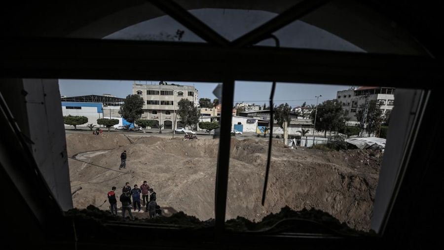 Warga Palestina memeriksa rumah mereka yang hancur setelah Israel melancarkan serangan udara di kantong Palestina. Israel melancarkan serangan udara sebelum fajar pada 7 April 2023 di Jalur Gaza dan Lebanon, mengatakan pihaknya menargetkan Hamas sebagai pembalasan atas beberapa lusin roket yang ditembakkan ke Israel dari kedua wilayah tersebut. Militer Israel telah menyerang sasaran di Jalur Gaza, mendorong wilayah itu ke arah kebakaran yang lebih luas setelah seharian tembakan roket di sepanjang perbatasan utara dan selatan negara itu. Pertempuran itu terjadi setelah kerusuhan selama dua hari di tempat suci paling sensitif di Yerusalem. Ketika pesawat Israel mulai menyerang Gaza, militan Palestina dengan cepat menembakkan rentetan roket baru, memicu sirene serangan udara melintasi Israel selatan.(Ahmed Zakot/SOPA Images/LightRocket via Getty Images)