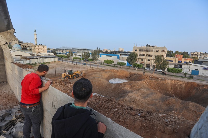 Warga Palestina memeriksa rumah mereka yang hancur setelah Israel melancarkan serangan udara di kantong Palestina. Israel melancarkan serangan udara sebelum fajar pada 7 April 2023 di Jalur Gaza dan Lebanon, mengatakan pihaknya menargetkan Hamas sebagai pembalasan atas beberapa lusin roket yang ditembakkan ke Israel dari kedua wilayah tersebut. Warga Palestina memeriksa rumah mereka yang hancur setelah Israel melancarkan serangan udara di kantong Palestina. Israel melancarkan serangan udara sebelum fajar pada 7 April 2023 di Jalur Gaza dan Lebanon, mengatakan pihaknya menargetkan Hamas sebagai pembalasan atas beberapa lusin roket yang ditembakkan ke Israel dari kedua wilayah tersebut. Militer Israel telah menyerang sasaran di Jalur Gaza, mendorong wilayah itu ke arah kebakaran yang lebih luas setelah seharian tembakan roket di sepanjang perbatasan utara dan selatan negara itu. Pertempuran itu terjadi setelah kerusuhan selama dua hari di tempat suci paling sensitif di Yerusalem. Ketika pesawat Israel mulai menyerang Gaza, militan Palestina dengan cepat menembakkan rentetan roket baru, memicu sirene serangan udara melintasi Israel selatan.(Ahmed Zakot/SOPA Images/LightRocket via Getty Images)