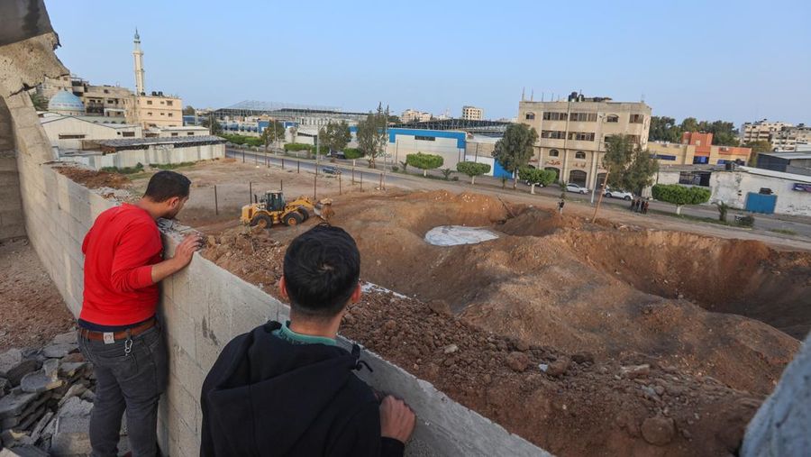 Warga Palestina memeriksa rumah mereka yang hancur setelah Israel melancarkan serangan udara di kantong Palestina. Israel melancarkan serangan udara sebelum fajar pada 7 April 2023 di Jalur Gaza dan Lebanon, mengatakan pihaknya menargetkan Hamas sebagai pembalasan atas beberapa lusin roket yang ditembakkan ke Israel dari kedua wilayah tersebut. Militer Israel telah menyerang sasaran di Jalur Gaza, mendorong wilayah itu ke arah kebakaran yang lebih luas setelah seharian tembakan roket di sepanjang perbatasan utara dan selatan negara itu. Pertempuran itu terjadi setelah kerusuhan selama dua hari di tempat suci paling sensitif di Yerusalem. Ketika pesawat Israel mulai menyerang Gaza, militan Palestina dengan cepat menembakkan rentetan roket baru, memicu sirene serangan udara melintasi Israel selatan.(Ahmed Zakot/SOPA Images/LightRocket via Getty Images)