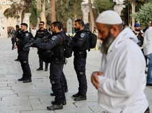 Polisi Israel Bersenjata Lengkap saat Warga Palestina Shalat