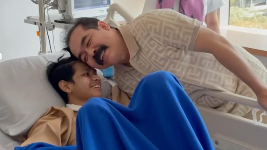 Momen David Ozora bertemu dan memegang kumis Adam Suseno.