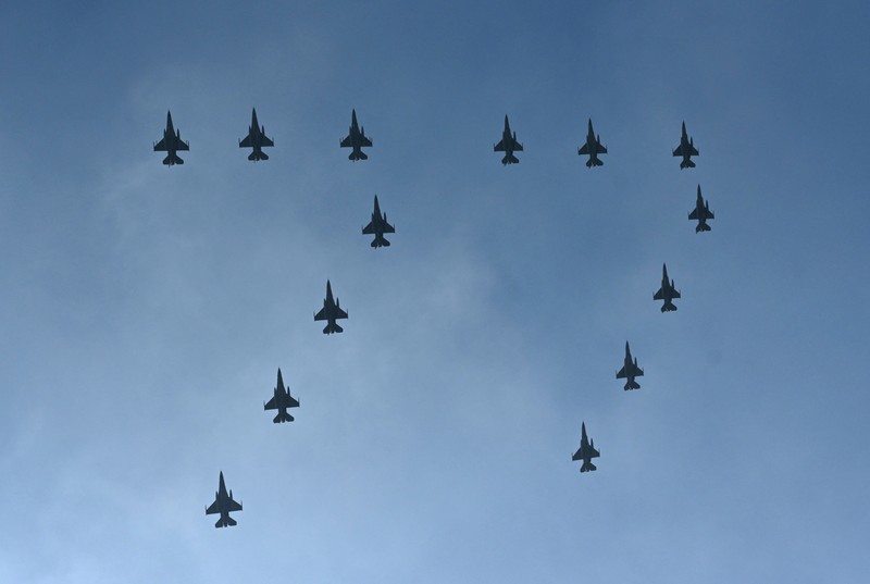 Tim Aerobatik Jupiter Indonesia tampil memeriahkan HUT ke-77 TNI AU di Bandara Halim Perdanakusuma Jakarta pada 9 April 2023. (ADEK BERRY/AFP via Getty Images)
