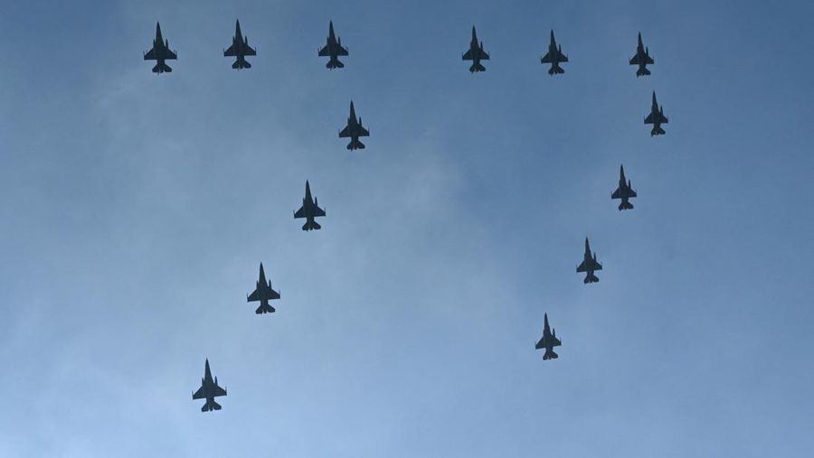 Tim Aerobatik Jupiter Indonesia tampil memeriahkan HUT ke-77 TNI AU di Bandara Halim Perdanakusuma Jakarta pada 9 April 2023. (ADEK BERRY/AFP via Getty Images)