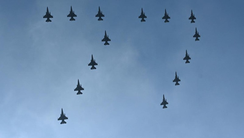 Tim Aerobatik Jupiter Indonesia tampil memeriahkan HUT ke-77 TNI AU di Bandara Halim Perdanakusuma Jakarta pada 9 April 2023. (ADEK BERRY/AFP via Getty Images)