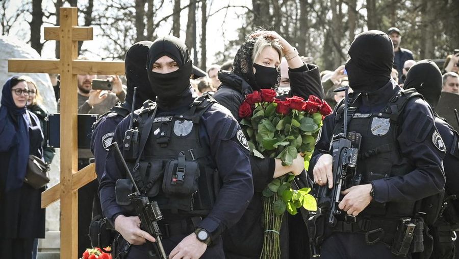 Para karyawan mengubur peti mati berisi jenazah blogger militer Vladlen Tatarsky (nama asli Maxim Fomin) selama pemakaman di Moskow pada 8 April 2023. - Ratusan pendukung hadir pada 8 April 2023, untuk pemakaman seorang petinggi Rusia blogger militer tewas dalam serangan bom. (ALEXANDER NEMENOV/AFP via Getty Images)
