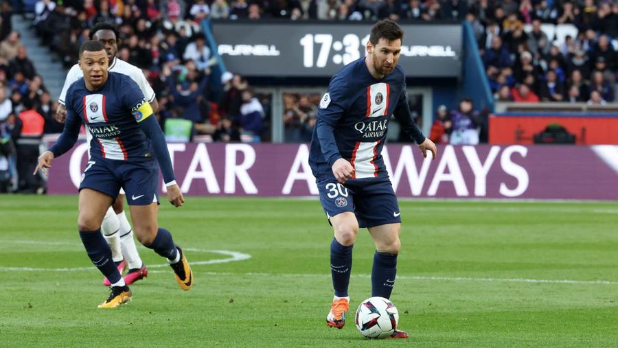 Lionel Messi beraksi dengan Kylian Mbappe dari Paris Saint-Germain selama pertandingan Ligue 1 antara Paris Saint-Germain dan Stade Rennes di Parc des Princes pada 19 Maret 2023 di Paris, Prancis.(Xavier Laine/Getty Images)