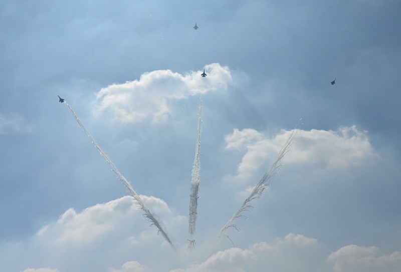 Tim Aerobatik Jupiter Indonesia tampil memeriahkan HUT ke-77 TNI AU di Bandara Halim Perdanakusuma Jakarta pada 9 April 2023. (ADEK BERRY/AFP via Getty Images)