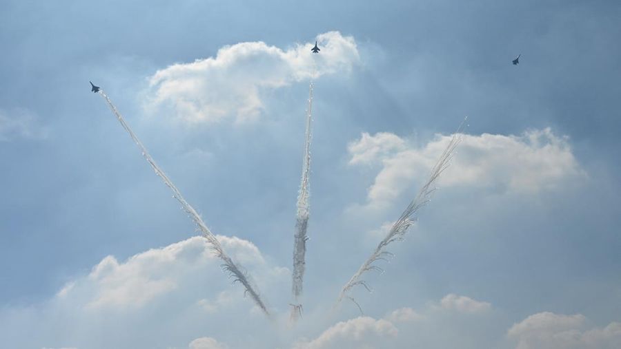 Tim Aerobatik Jupiter Indonesia tampil memeriahkan HUT ke-77 TNI AU di Bandara Halim Perdanakusuma Jakarta pada 9 April 2023. (ADEK BERRY/AFP via Getty Images)