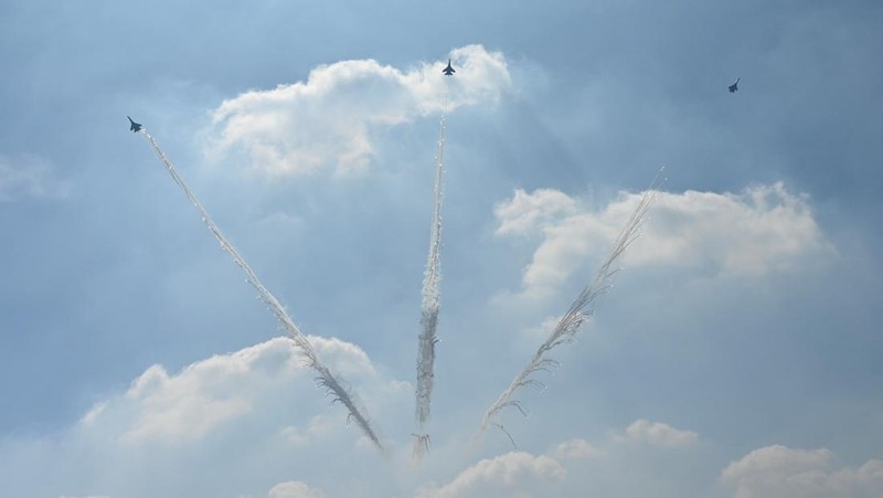Tim Aerobatik Jupiter Indonesia tampil memeriahkan HUT ke-77 TNI AU di Bandara Halim Perdanakusuma Jakarta pada 9 April 2023. (ADEK BERRY/AFP via Getty Images)