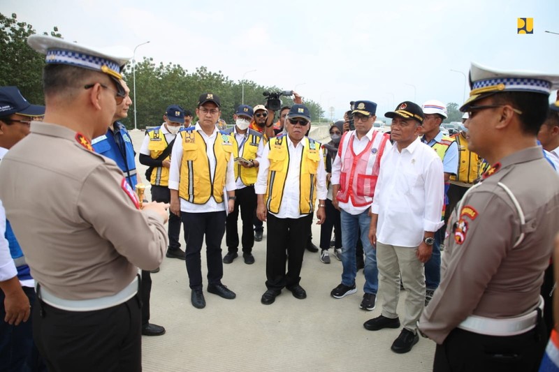 Menteri PUPR Basuki Hadimuljono dan Menteri Perhubungan Budi Karya Sumadi mengecek kesiapan Tol Cisumdawu seksi 4, 5, 6 yang akan beroperasi fungsional. Menteri PUPR Basuki Hadimuljono dan Menteri Perhubungan Budi Karya Sumadi mengecek kesiapan Tol Cisumdawu seksi 4, 5, 6 yang akan beroperasi fungsional. (Dok. Kementerian PUPR)