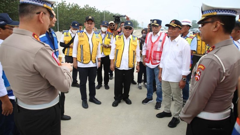 Menteri PUPR Basuki Hadimuljono dan Menteri Perhubungan Budi Karya Sumadi mengecek kesiapan Tol Cisumdawu seksi 4, 5, 6 yang akan beroperasi fungsional. (Dok. Kementerian PUPR)