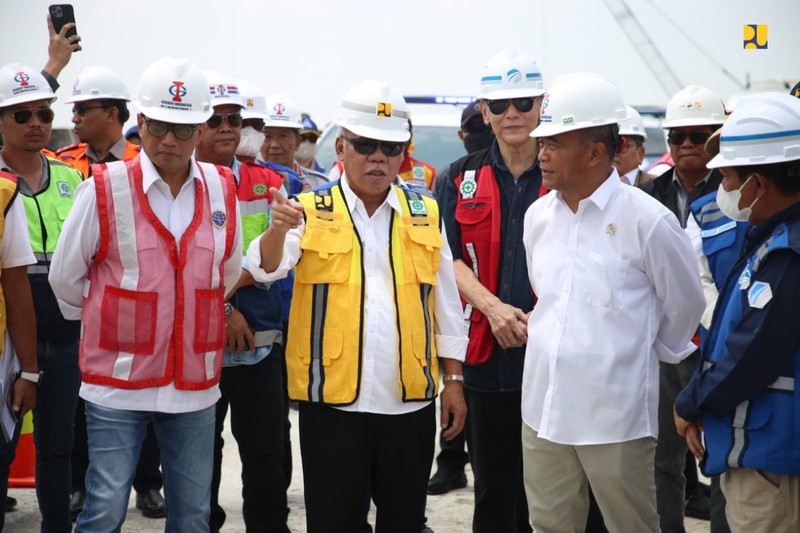 Menteri PUPR Basuki Hadimuljono dan Menteri Perhubungan Budi Karya Sumadi mengecek kesiapan Tol Cisumdawu seksi 4, 5, 6 yang akan beroperasi fungsional. Menteri PUPR Basuki Hadimuljono dan Menteri Perhubungan Budi Karya Sumadi mengecek kesiapan Tol Cisumdawu seksi 4, 5, 6 yang akan beroperasi fungsional. (Dok. Kementerian PUPR)