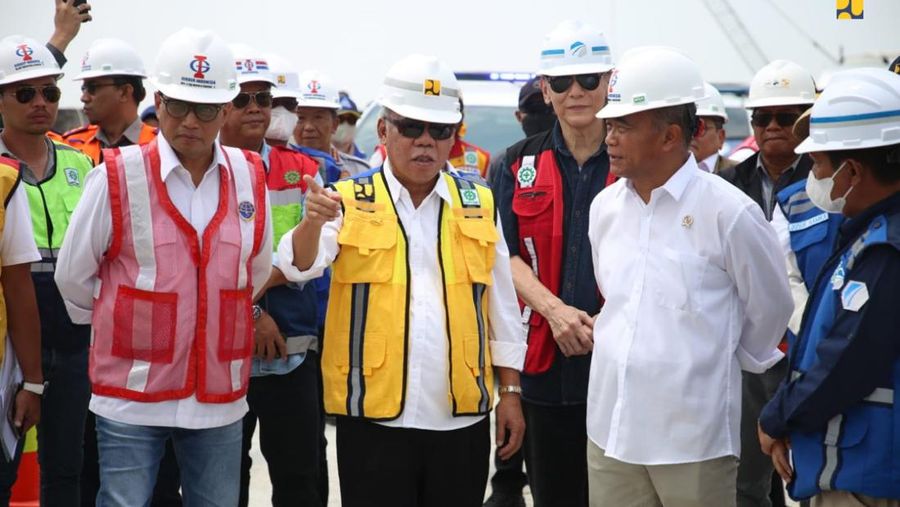 Menteri PUPR Basuki Hadimuljono dan Menteri Perhubungan Budi Karya Sumadi mengecek kesiapan Tol Cisumdawu seksi 4, 5, 6 yang akan beroperasi fungsional. (Dok. Kementerian PUPR)