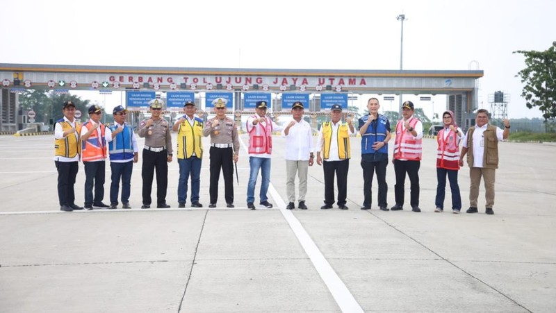 Menteri PUPR Basuki Hadimuljono dan Menteri Perhubungan Budi Karya Sumadi mengecek kesiapan Tol Cisumdawu seksi 4, 5, 6 yang akan beroperasi fungsional. (Dok. Kementerian PUPR)