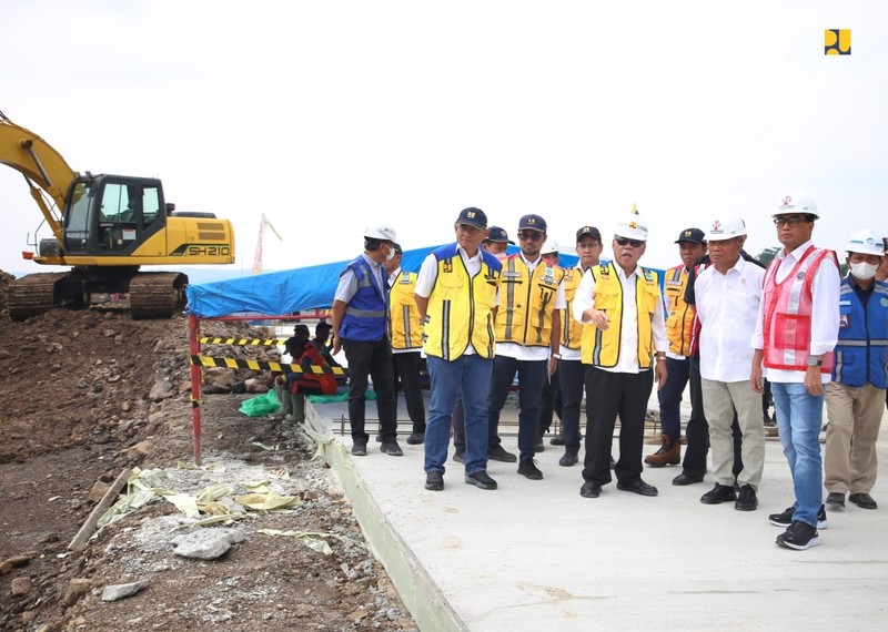 Menteri PUPR Basuki Hadimuljono dan Menteri Perhubungan Budi Karya Sumadi mengecek kesiapan Tol Cisumdawu seksi 4, 5, 6 yang akan beroperasi fungsional. Menteri PUPR Basuki Hadimuljono dan Menteri Perhubungan Budi Karya Sumadi mengecek kesiapan Tol Cisumdawu seksi 4, 5, 6 yang akan beroperasi fungsional. (Dok. Kementerian PUPR)