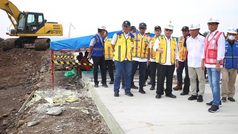 Menteri PUPR Basuki Hadimuljono dan Menteri Perhubungan Budi Karya Sumadi mengecek kesiapan Tol Cisumdawu seksi 4, 5, 6 yang akan beroperasi fungsional. (Dok. Kementerian PUPR)