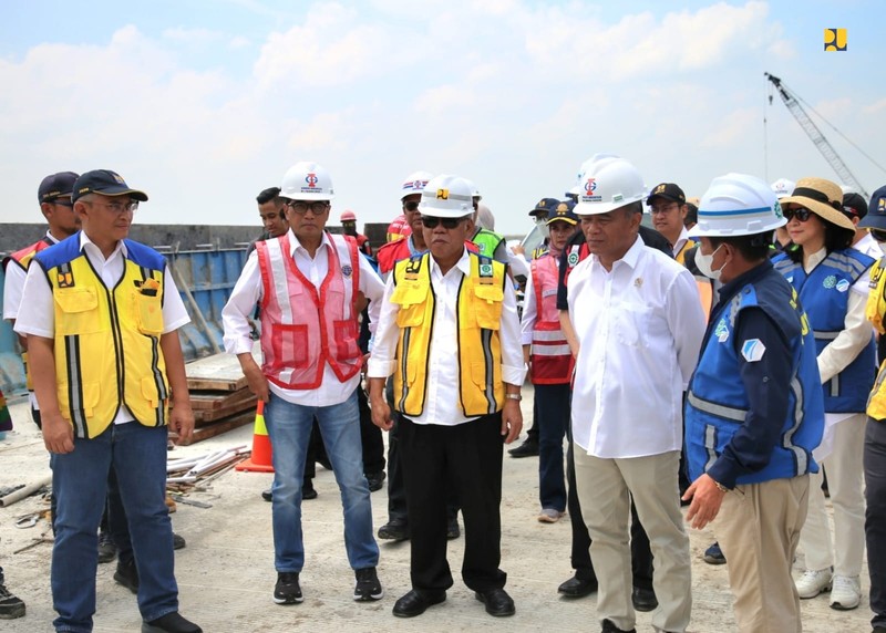 Menteri PUPR Basuki Hadimuljono dan Menteri Perhubungan Budi Karya Sumadi mengecek kesiapan Tol Cisumdawu seksi 4, 5, 6 yang akan beroperasi fungsional. Menteri PUPR Basuki Hadimuljono dan Menteri Perhubungan Budi Karya Sumadi mengecek kesiapan Tol Cisumdawu seksi 4, 5, 6 yang akan beroperasi fungsional. (Dok. Kementerian PUPR)