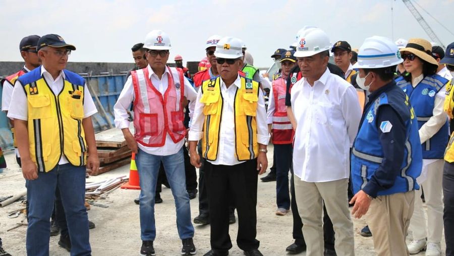 Menteri PUPR Basuki Hadimuljono dan Menteri Perhubungan Budi Karya Sumadi mengecek kesiapan Tol Cisumdawu seksi 4, 5, 6 yang akan beroperasi fungsional. (Dok. Kementerian PUPR)
