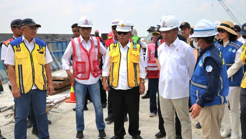 Menteri PUPR Basuki Hadimuljono dan Menteri Perhubungan Budi Karya Sumadi mengecek kesiapan Tol Cisumdawu seksi 4, 5, 6 yang akan beroperasi fungsional. (Dok. Kementerian PUPR)