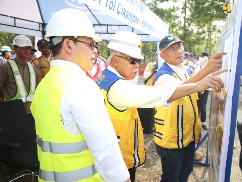 Menteri PUPR Basuki Hadimuljono dan Menteri Perhubungan Budi Karya Sumadi mengecek kesiapan Tol Cisumdawu seksi 4, 5, 6 yang akan beroperasi fungsional. Menteri PUPR Basuki Hadimuljono dan Menteri Perhubungan Budi Karya Sumadi mengecek kesiapan Tol Cisumdawu seksi 4, 5, 6 yang akan beroperasi fungsional. (Dok. Kementerian PUPR)