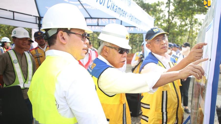 Menteri PUPR Basuki Hadimuljono dan Menteri Perhubungan Budi Karya Sumadi mengecek kesiapan Tol Cisumdawu seksi 4, 5, 6 yang akan beroperasi fungsional. (Dok. Kementerian PUPR)