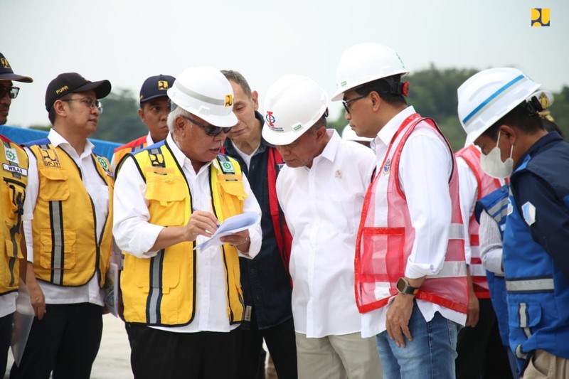 Menteri PUPR Basuki Hadimuljono dan Menteri Perhubungan Budi Karya Sumadi mengecek kesiapan Tol Cisumdawu seksi 4, 5, 6 yang akan beroperasi fungsional. (Dok. Kementerian PUPR)