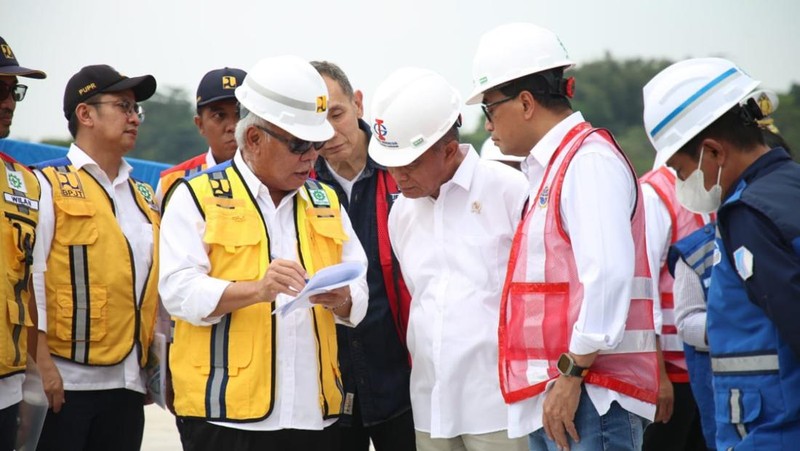 Menteri PUPR Basuki Hadimuljono dan Menteri Perhubungan Budi Karya Sumadi mengecek kesiapan Tol Cisumdawu seksi 4, 5, 6 yang akan beroperasi fungsional. (Dok. Kementerian PUPR)