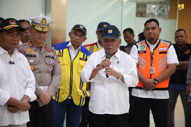 Menteri PUPR Basuki Hadimuljono dan Menteri Perhubungan Budi Karya Sumadi mengecek kesiapan Tol Cisumdawu seksi 4, 5, 6 yang akan beroperasi fungsional. (Dok. Kementerian PUPR)