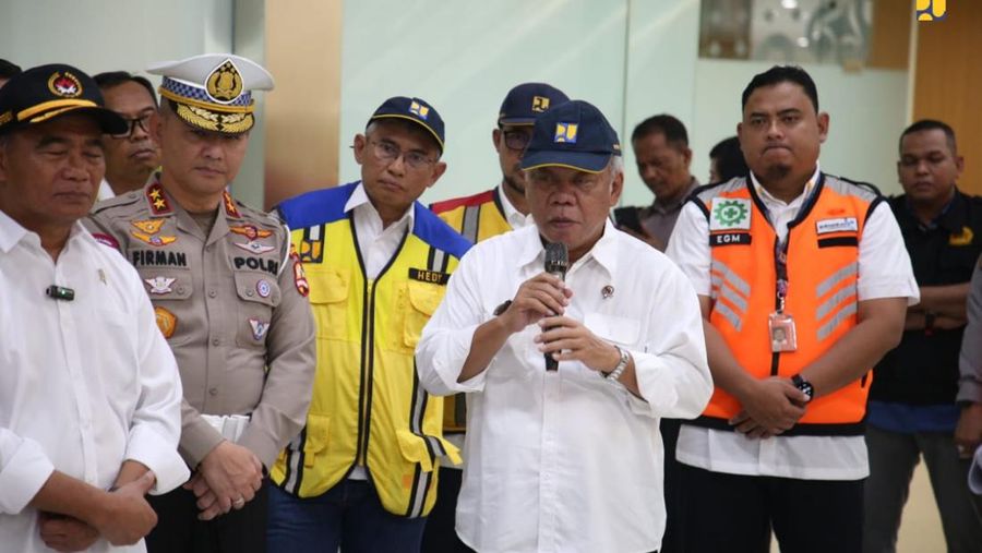 Menteri PUPR Basuki Hadimuljono dan Menteri Perhubungan Budi Karya Sumadi mengecek kesiapan Tol Cisumdawu seksi 4, 5, 6 yang akan beroperasi fungsional. (Dok. Kementerian PUPR)