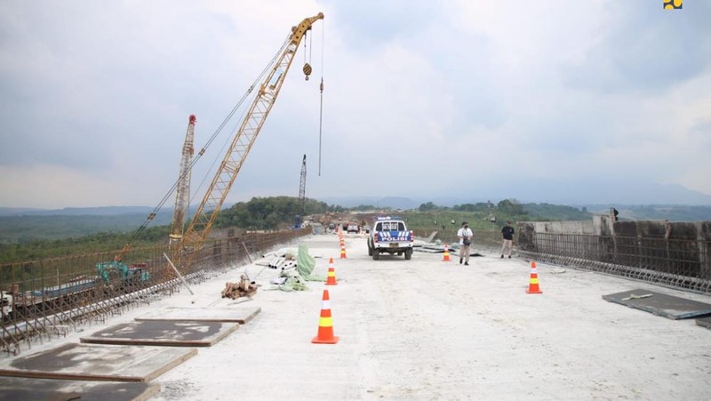 Menteri PUPR Basuki Hadimuljono dan Menteri Perhubungan Budi Karya Sumadi mengecek kesiapan Tol Cisumdawu seksi 4, 5, 6 yang akan beroperasi fungsional. (Dok. Kementerian PUPR)