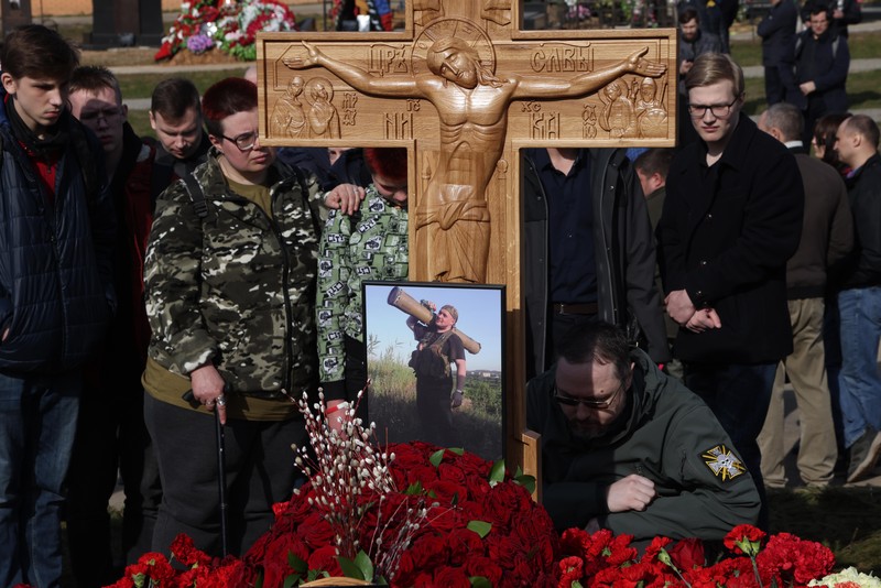 Para karyawan mengubur peti mati berisi jenazah blogger militer Vladlen Tatarsky (nama asli Maxim Fomin) selama pemakaman di Moskow pada 8 April 2023. - Ratusan pendukung hadir pada 8 April 2023, untuk pemakaman seorang petinggi Rusia blogger militer tewas dalam serangan bom. (ALEXANDER NEMENOV/AFP via Getty Images)